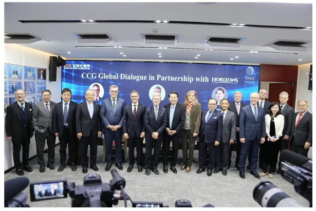 杰弗里·萨克斯、武克·耶雷米奇、王辉耀展开全球对话 探讨国际热点话题